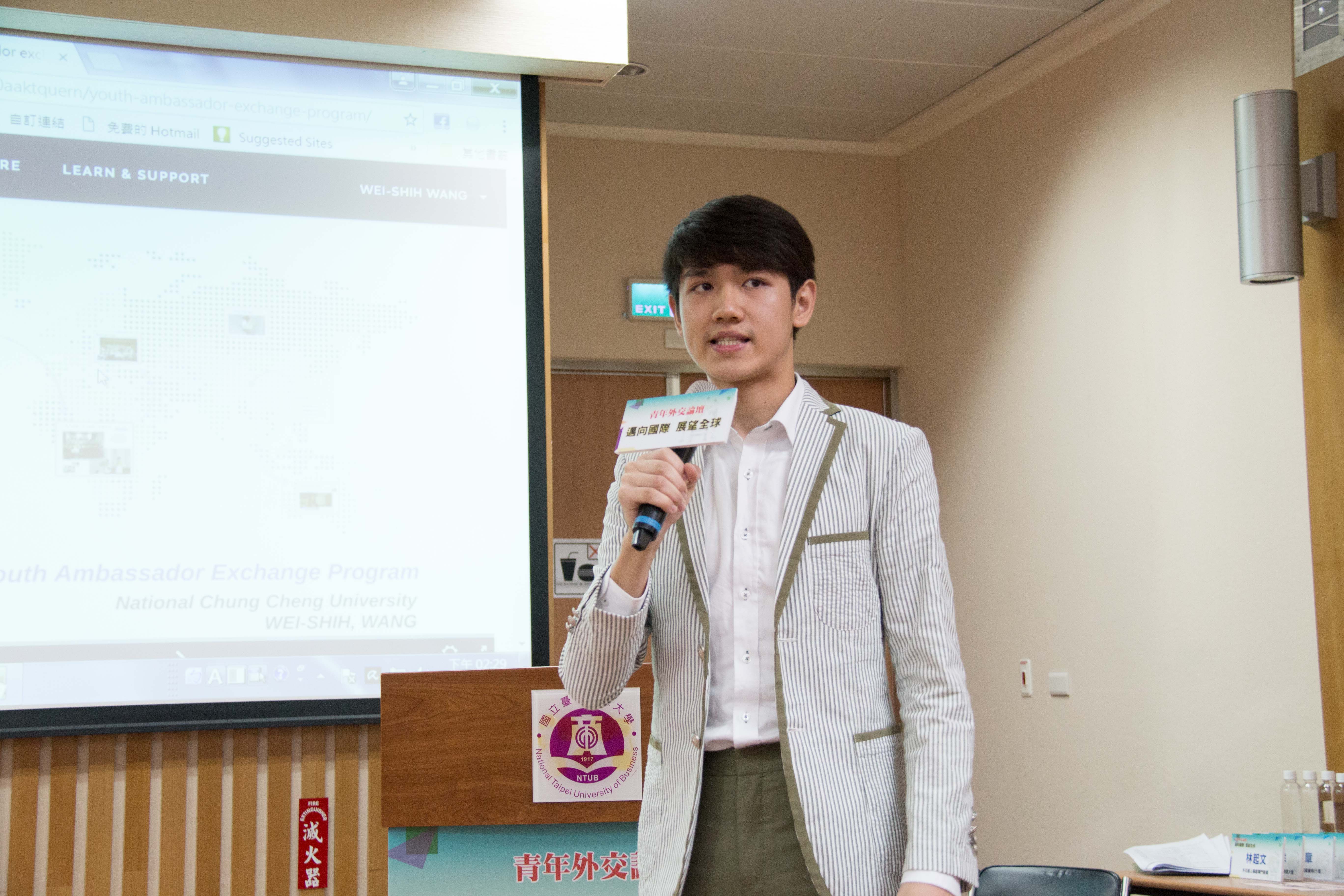 今年的青年大使代表王為世同學分享與國際接軌的故事。
